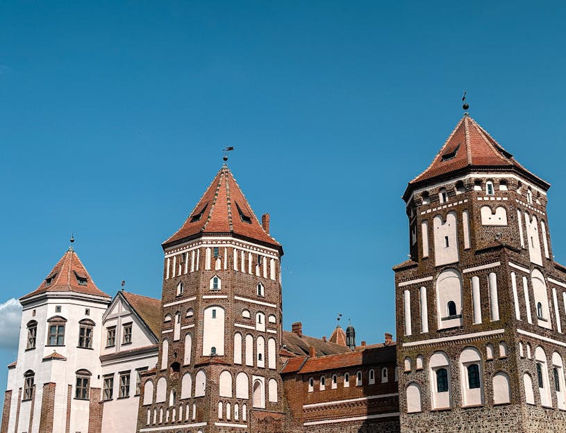 MyReadignamga  Explore the historic beauty of Mir Castle, a UNESCO World Heritage site in Belarus, with iconic red brick towers.