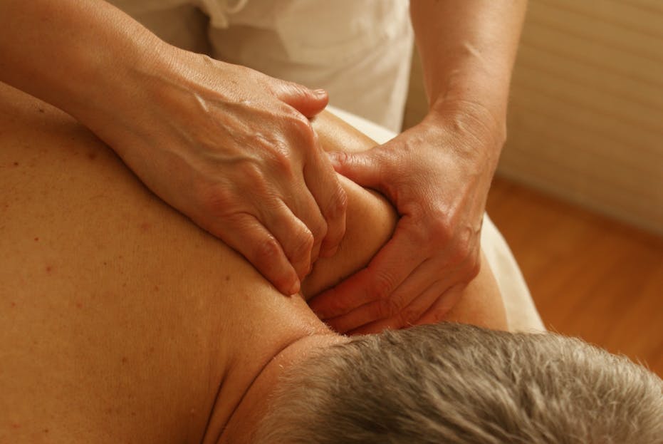 Sixmagazine Close-up of a therapist giving a relaxing shoulder massage, enhancing wellness and stress relief.