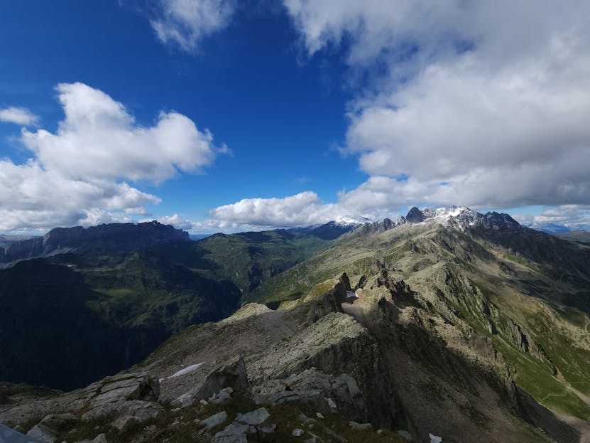 Jant Blanc Scenic view of Chamonix-Mont-Blanc's rugged peaks under a vibrant blue sky.
